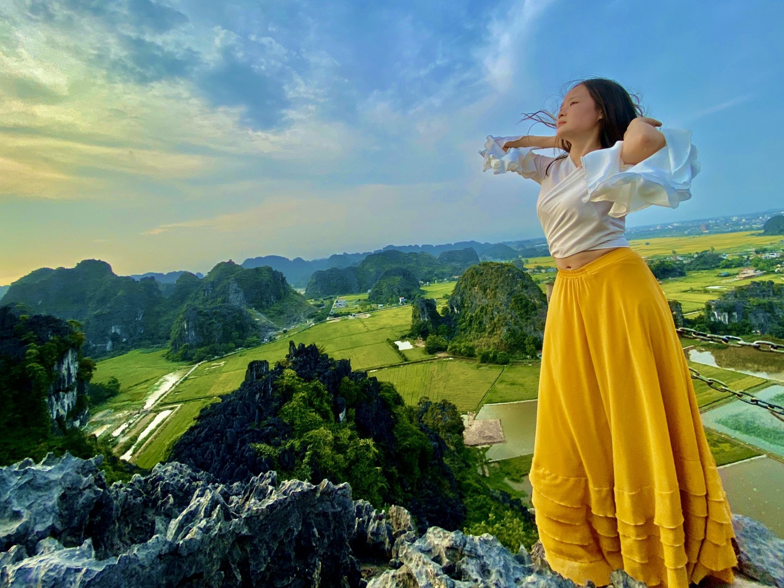 Ngắm lúa chín vàng từ đỉnh Hang Múa