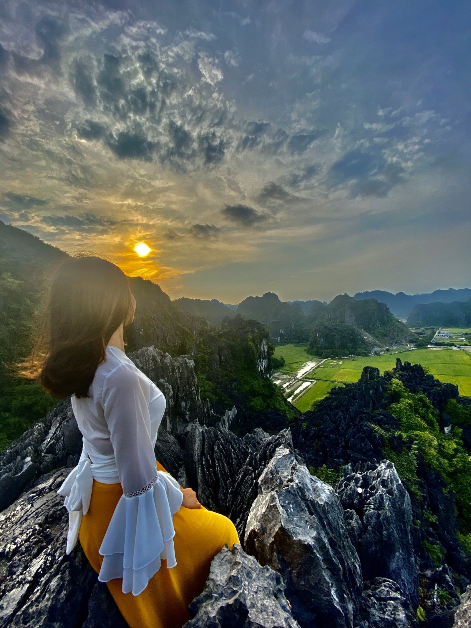 Ngắm lúa chín vàng từ đỉnh Hang Múa
