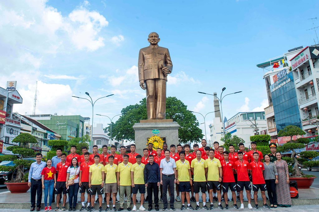 Quế Ngọc Hải, Tiến Dũng, Trọng Hoàng cùng các đồng đội viếng tượng đài Bác Tôn