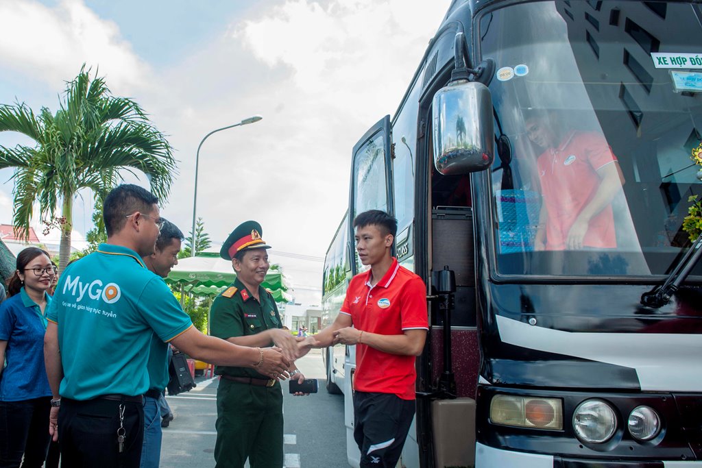 Quế Ngọc Hải, Tiến Dũng, Trọng Hoàng cùng các đồng đội viếng tượng đài Bác Tôn