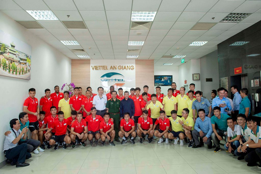 Quế Ngọc Hải, Tiến Dũng, Trọng Hoàng cùng các đồng đội viếng tượng đài Bác Tôn