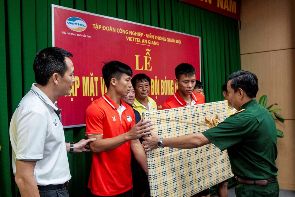 Quế Ngọc Hải, Tiến Dũng, Trọng Hoàng cùng các đồng đội viếng tượng đài Bác Tôn