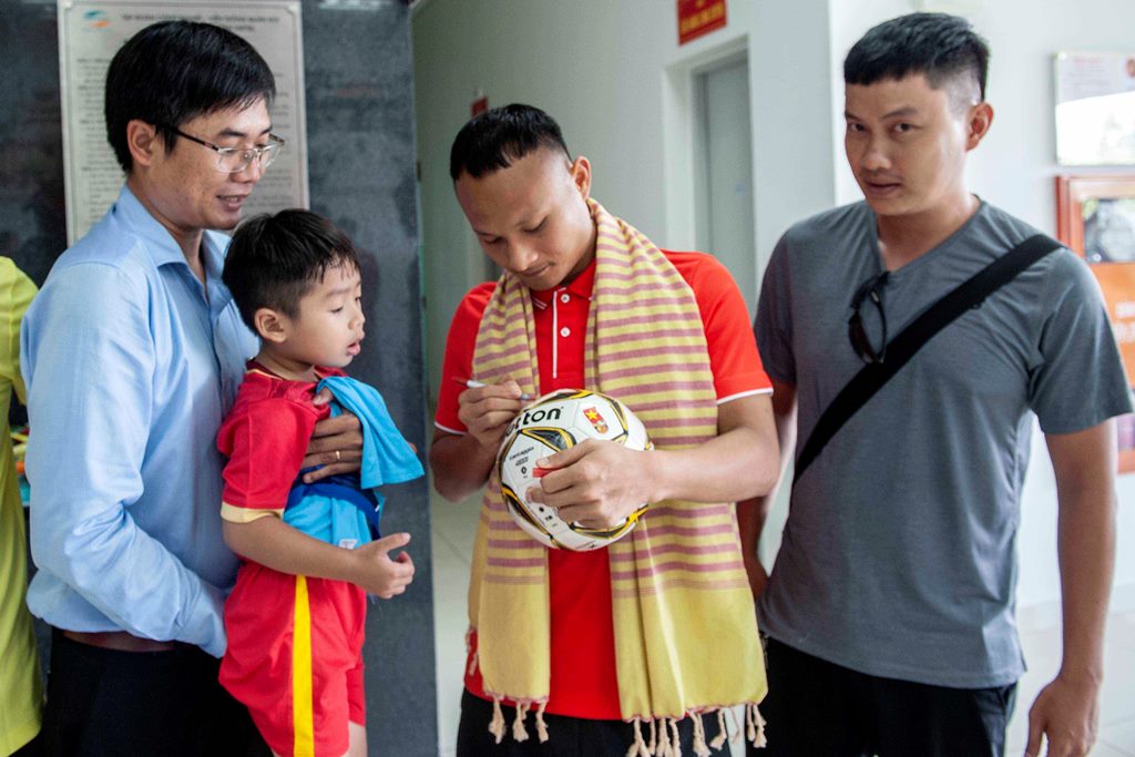 Quế Ngọc Hải, Tiến Dũng, Trọng Hoàng cùng các đồng đội viếng tượng đài Bác Tôn