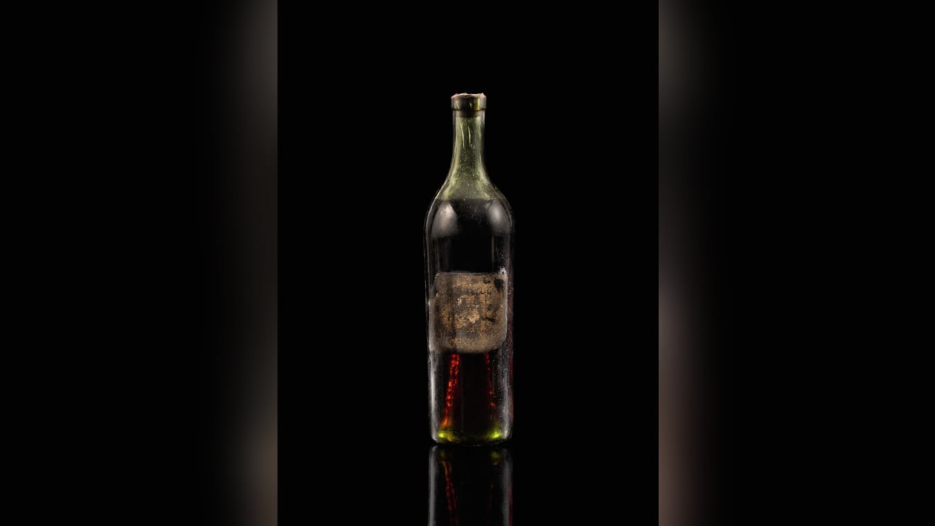 Chai rượu Cognac cổ lập kỷ lục đấu giá mới