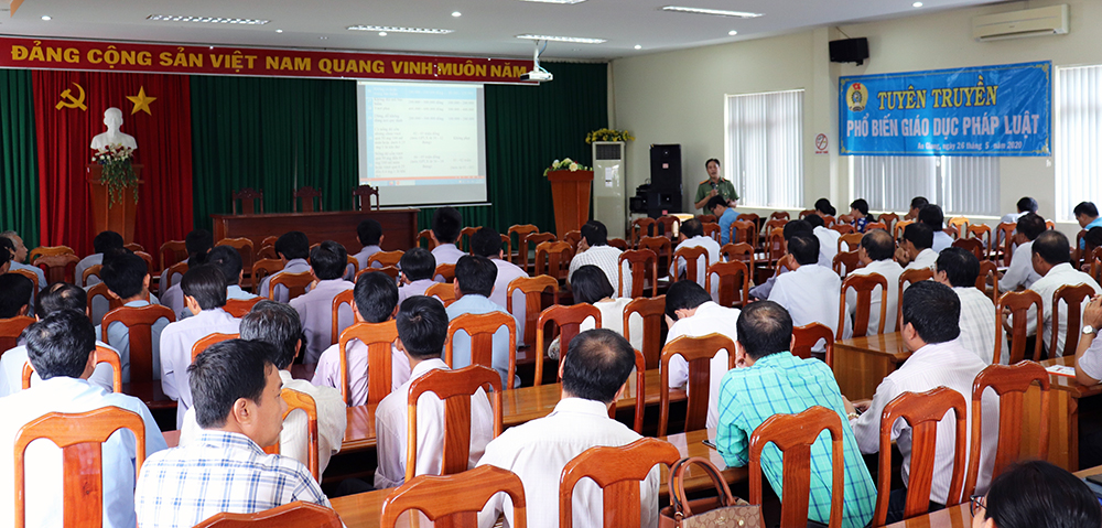 Liên đoàn Lao động An Giang tuyên truyền, phổ biến pháp luật cho công nhân lao động