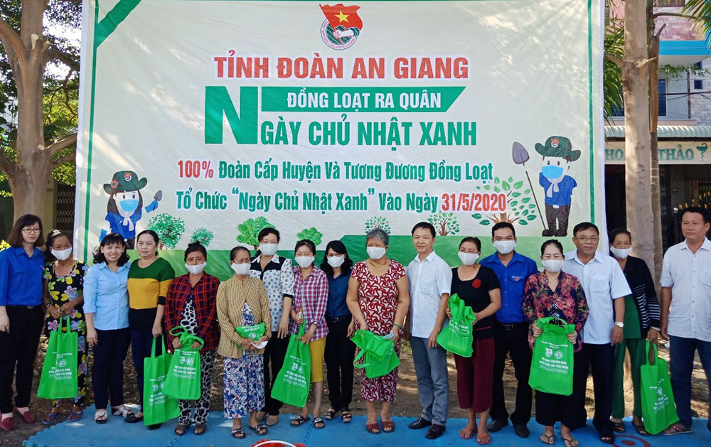 Huyện đoàn Phú Tân ra quân “Ngày chủ nhật xanh”