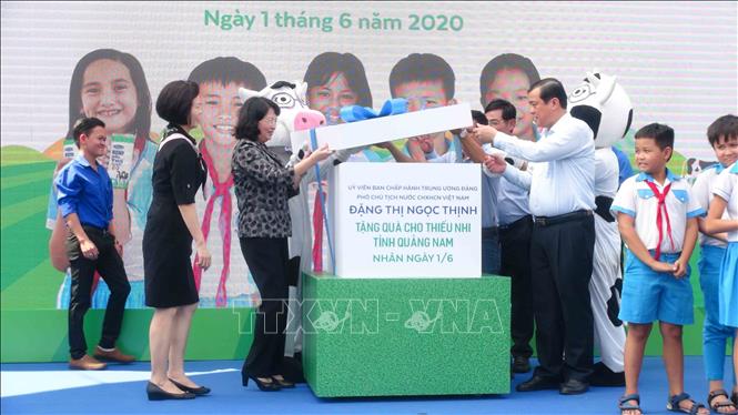 Phó Chủ tịch nước Đặng Thị Ngọc Thịnh thăm, tặng quà thiếu nhi Quảng Nam