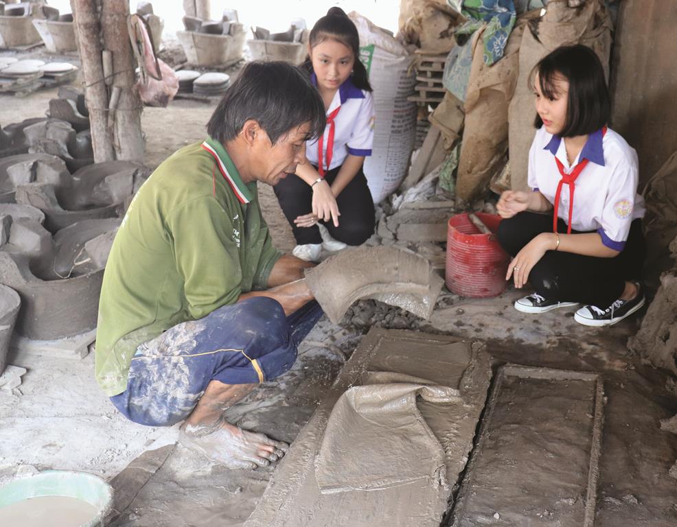 Bồi đắp tình yêu quê hương