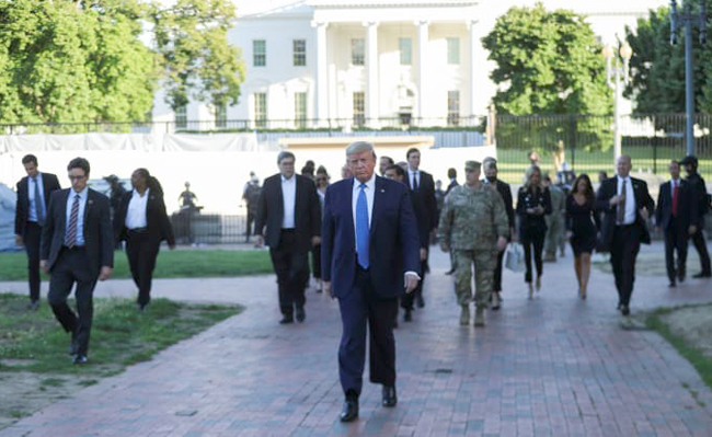 Tổng thống Trump cảnh báo điều động quân đội xử lý bạo loạn