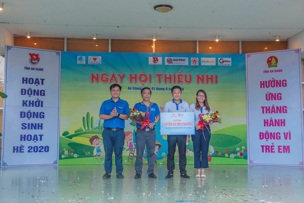 Trao tặng “ Chuyến xe yêu thương” và quà cho thiếu nhi