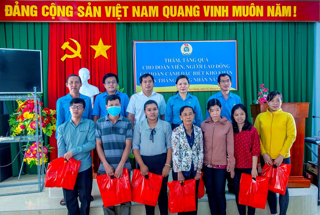 Thăm, tặng quà công nhân và người lao động