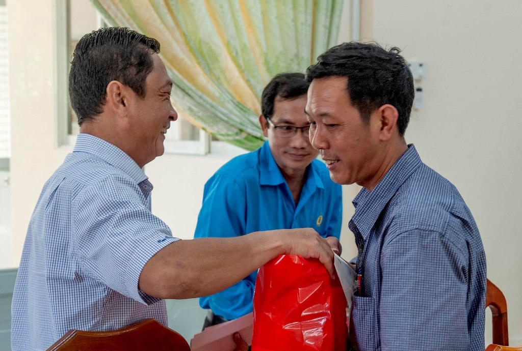Thăm, tặng quà công nhân và người lao động