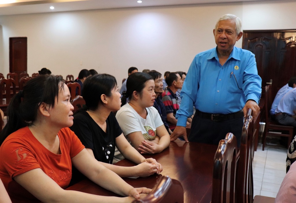 Thăm, tặng quà công nhân và người lao động