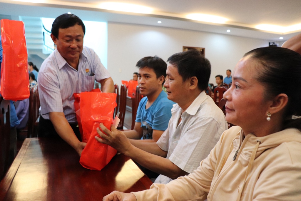 Thăm, tặng quà công nhân và người lao động