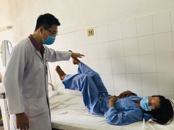 Cứu sống ngoạn mục thanh niên nghèo té cây dừa cao 5m khiến đốt sống gãy nát