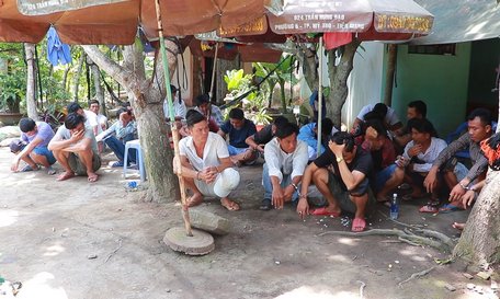Vĩnh Long: 22 người đánh bạc trong quán cà phê Vườn Xoài
