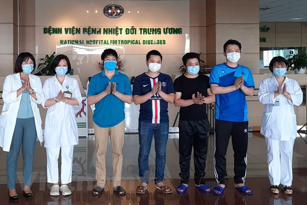 Không có ca mắc COVID-19 mới, nam phi công người Anh đã mỉm cười
