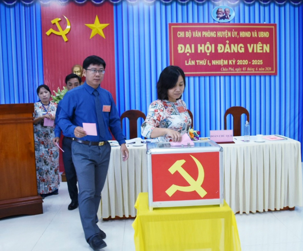 Đại hội Chi bộ Văn phòng Huyện ủy, HĐND và UBND huyện Châu Phú (nhiệm kỳ 2020-2025)
