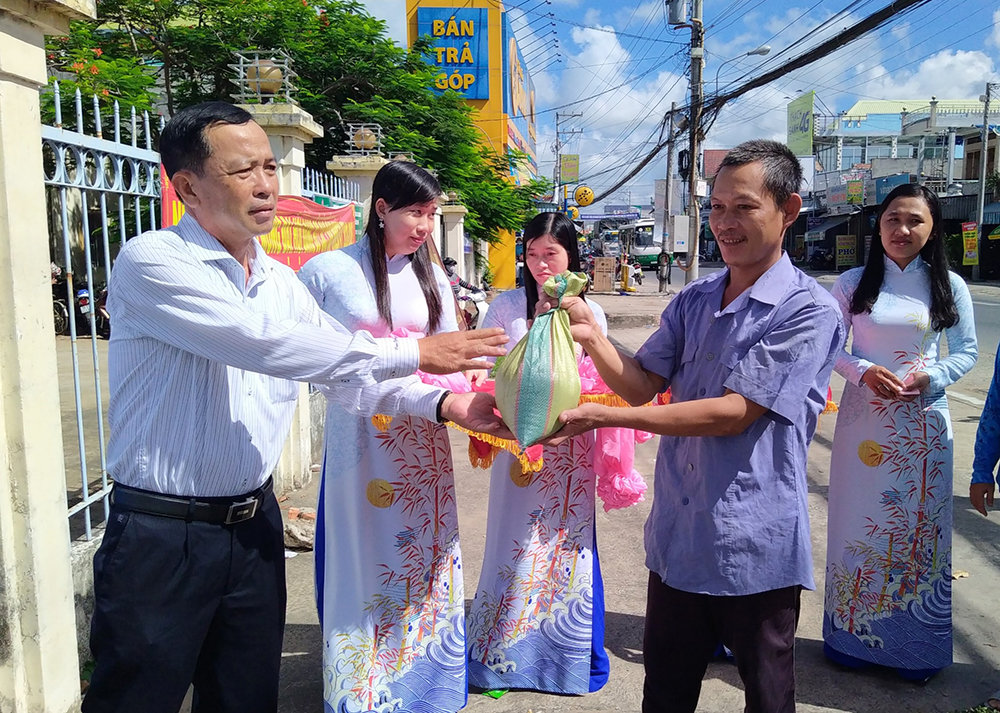 Khai trương cây “ATM gạo” tại thị trấn Cái Dầu