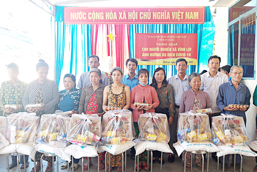 UBMTTQVN tỉnh An Giang tặng 100 phần quà cho hộ nghèo xã Vĩnh Lợi