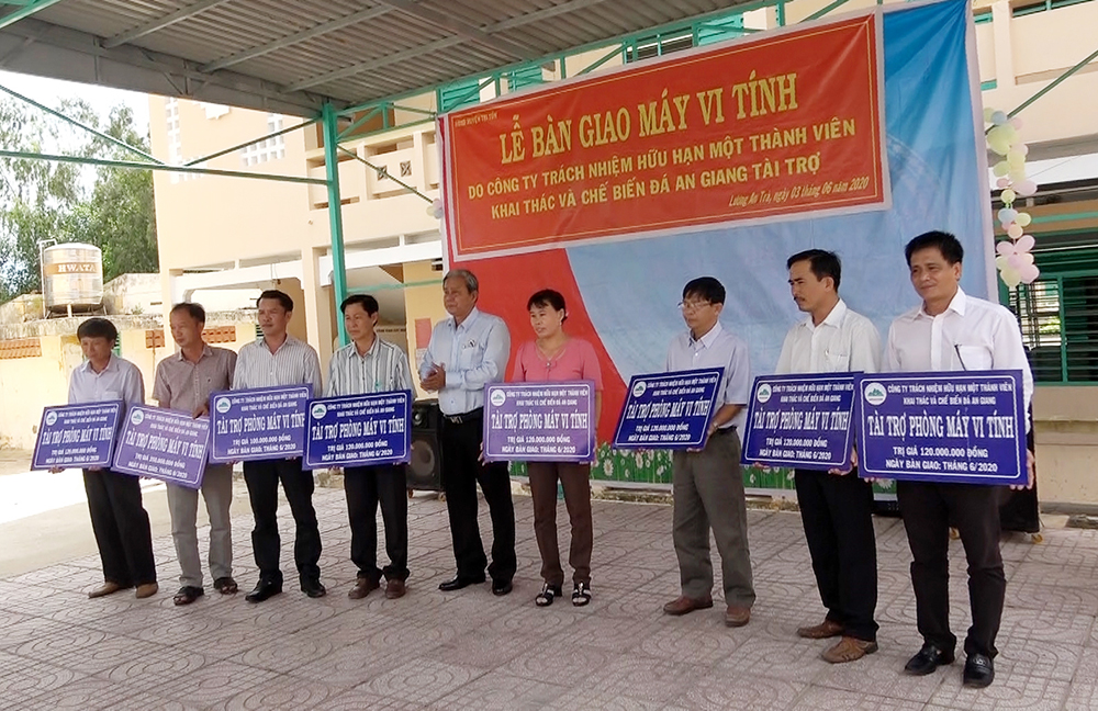 Bàn giao 125 bộ máy tính cho 8 trường học ở Tri Tôn