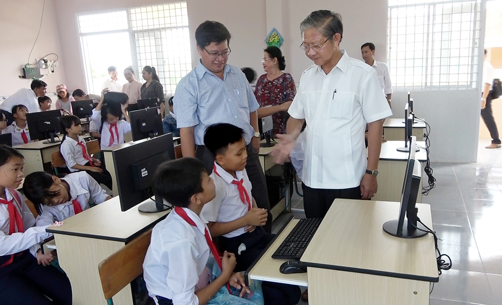 Bàn giao 125 bộ máy tính cho 8 trường học ở Tri Tôn