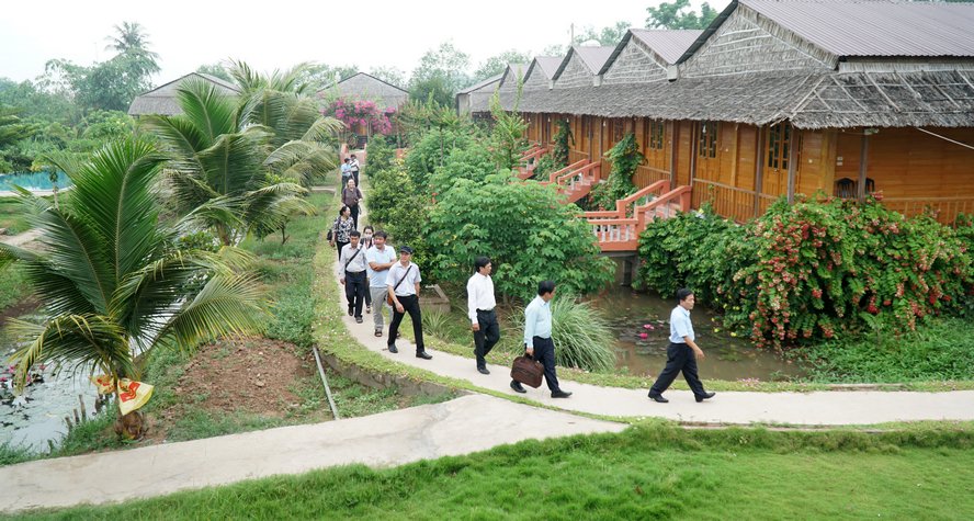 Về Vĩnh Long, khám phá du lịch sông nước miệt vườn