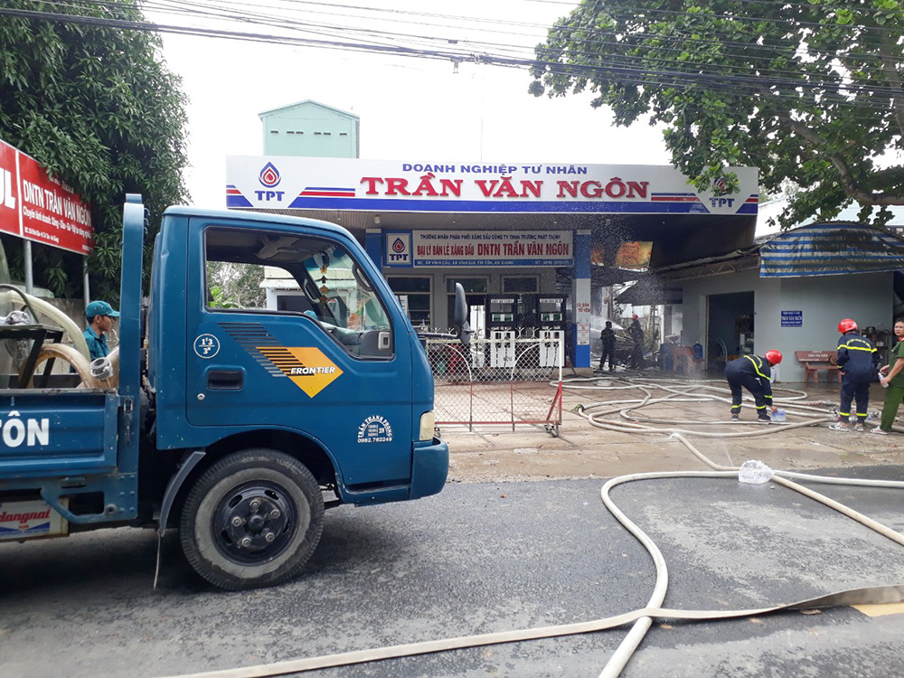 Cháy xe bồn chở dầu, tài xế chết tại chỗ, vợ chồng chủ cây xăng bị bỏng nặng