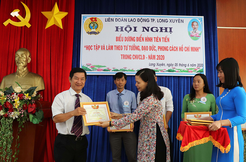 Liên đoàn Lao động TP. Long Xuyên biểu dương các điển hình tiên tiến học tập theo Bác