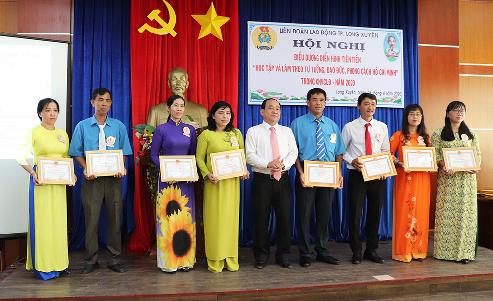 Liên đoàn Lao động TP. Long Xuyên biểu dương các điển hình tiên tiến học tập theo Bác