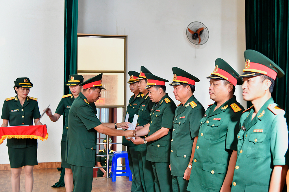 Bộ Chỉ huy Quân sự tỉnh trao quyết định thăng quân hàm và nâng lương cán bộ năm 2020