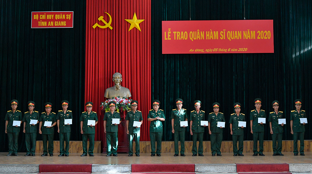 Bộ Chỉ huy Quân sự tỉnh trao quyết định thăng quân hàm và nâng lương cán bộ năm 2020