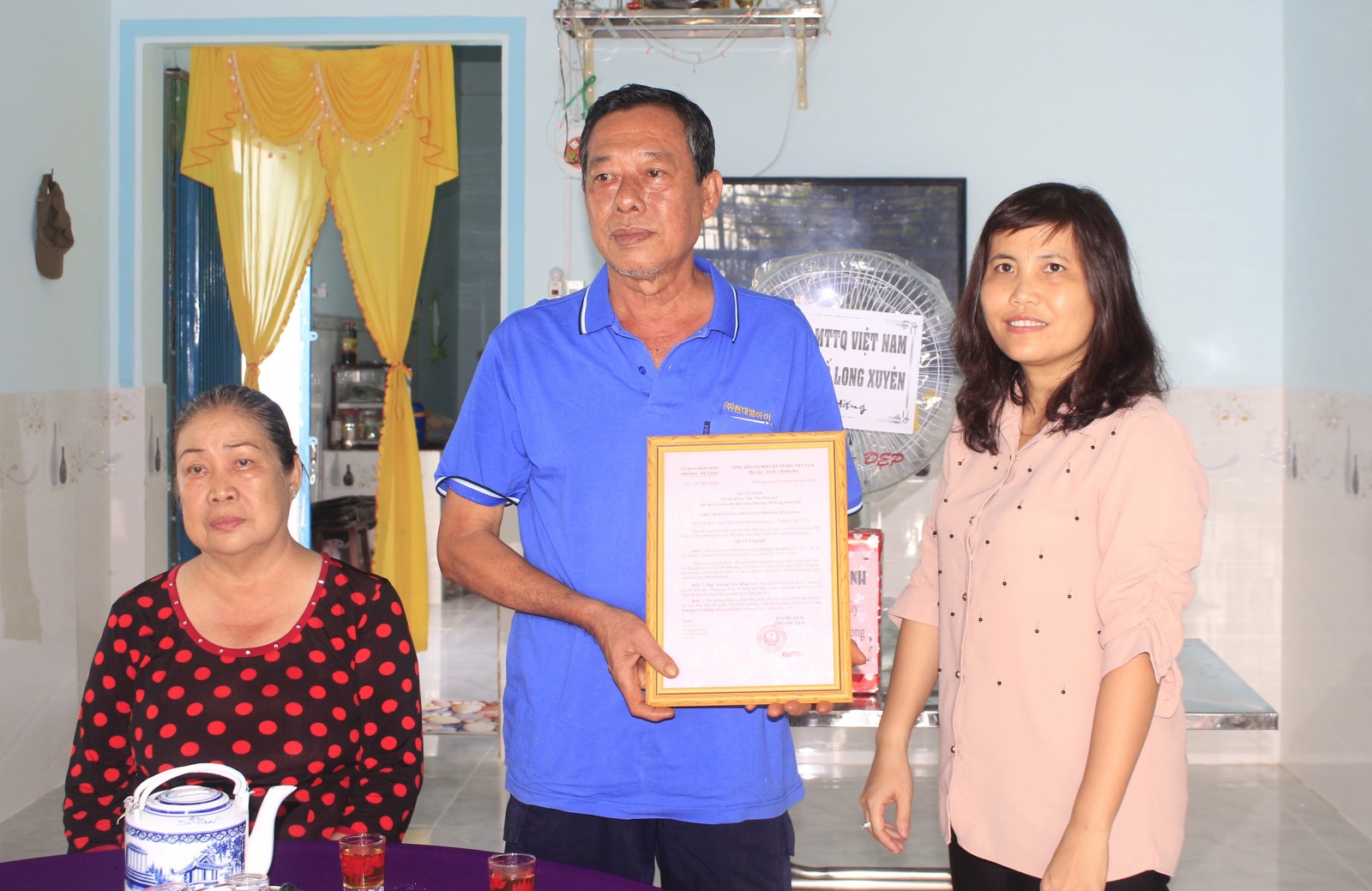 Trao 2 căn nhà Đại đoàn kết cho hộ cận nghèo, khó khăn phường Mỹ Long