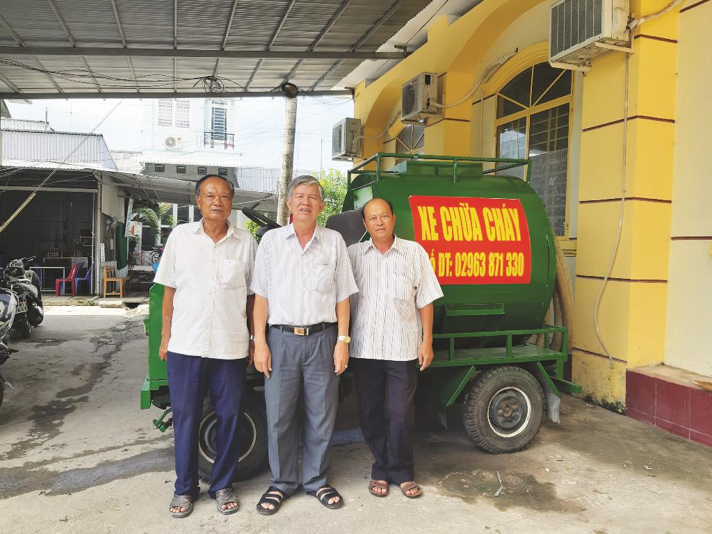 Xe chữa cháy tự chế vùng quê