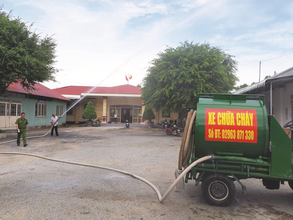 Xe chữa cháy tự chế vùng quê