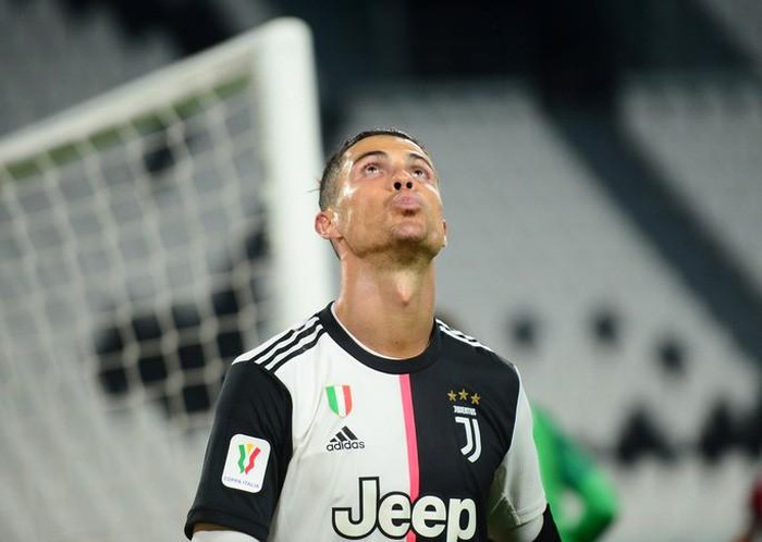 Ronaldo hỏng phạt đền, Juventus phá kỷ lục dự chung kết Coppa Italia