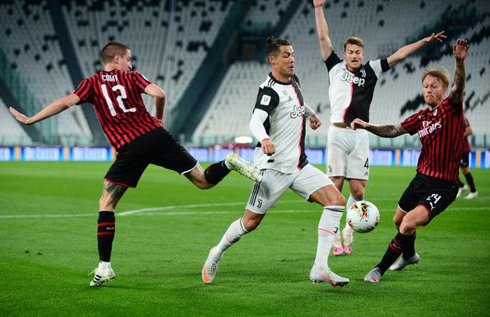 Ronaldo hỏng phạt đền, Juventus phá kỷ lục dự chung kết Coppa Italia