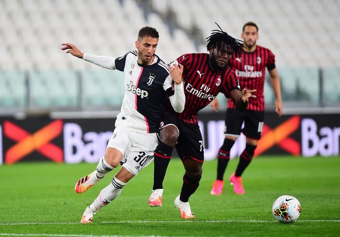 Ronaldo hỏng phạt đền, Juventus phá kỷ lục dự chung kết Coppa Italia