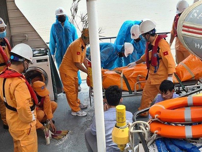 Tìm thấy thi thể bốn thuyền viên bị mắc kẹt dưới tàu chìm