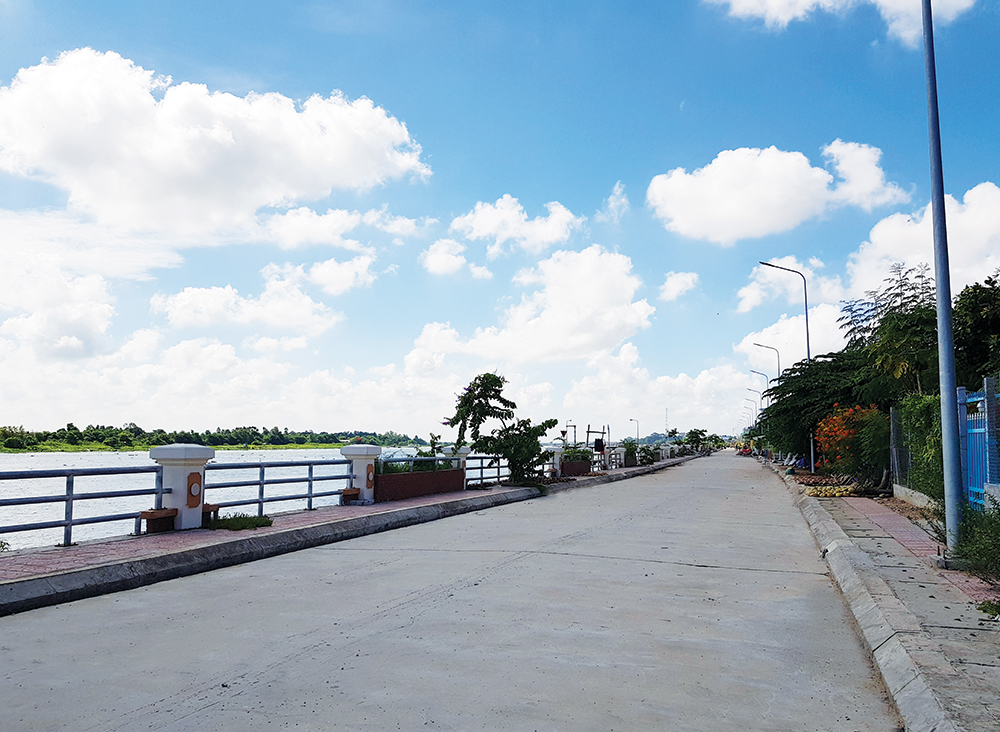 Nhanh chóng triển khai các dự án xử lý sạt lở cấp bách bờ sông