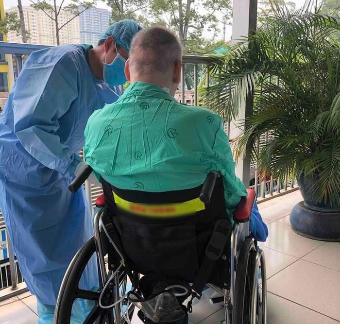 Tròn 2 tháng Việt Nam không có ca mắc Covid-19 trong cộng đồng, phi công Anh đã tự thở