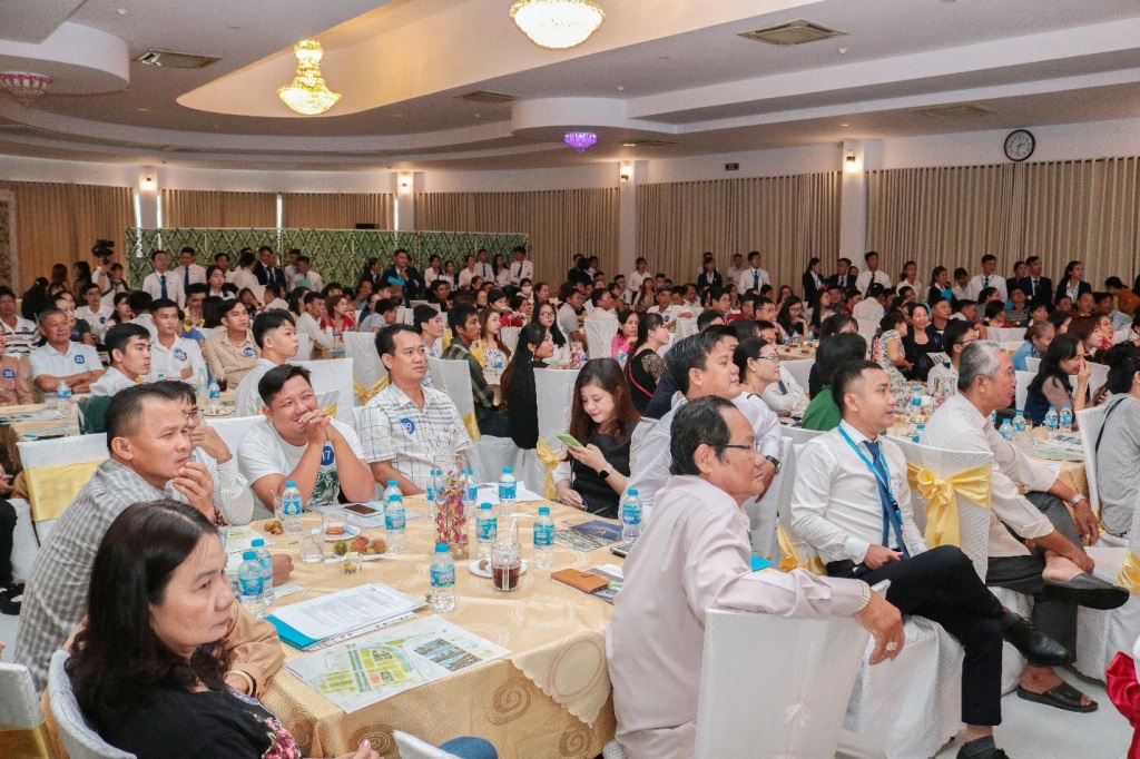 Phố thương mại TNR Stars Thoại Sơn vừa ra mắt đã “cháy hàng”