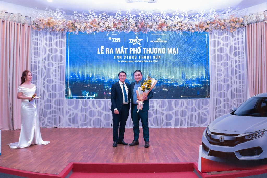 Phố thương mại TNR Stars Thoại Sơn vừa ra mắt đã “cháy hàng”