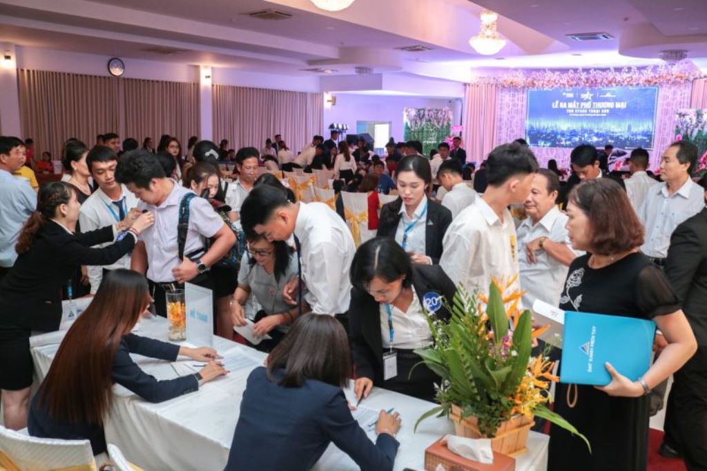 Phố thương mại TNR Stars Thoại Sơn vừa ra mắt đã “cháy hàng”