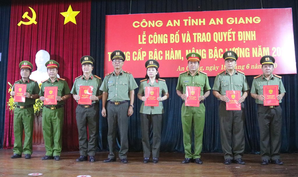 Công an tỉnh trao quyết định thăng cấp bậc hàm, nâng bậc lương năm 2020