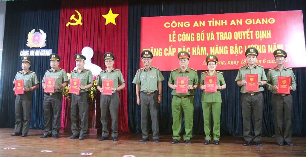 Công an tỉnh trao quyết định thăng cấp bậc hàm, nâng bậc lương năm 2020