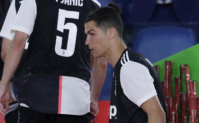 Ronaldo mờ nhạt, Juventus mất chức vô địch