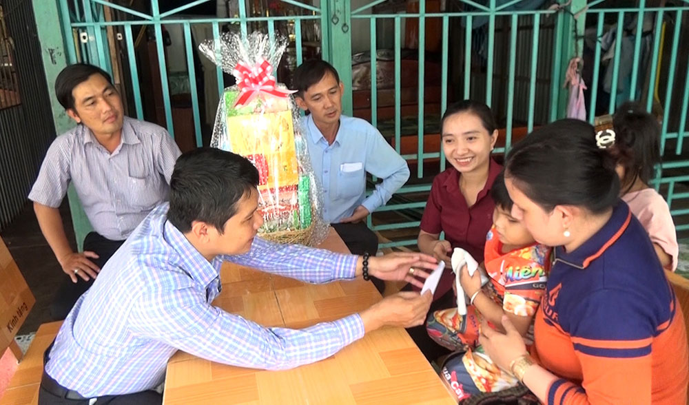 Châu Thành: Thăm hỏi, tặng quà các trẻ em có hoàn cảnh khó khăn