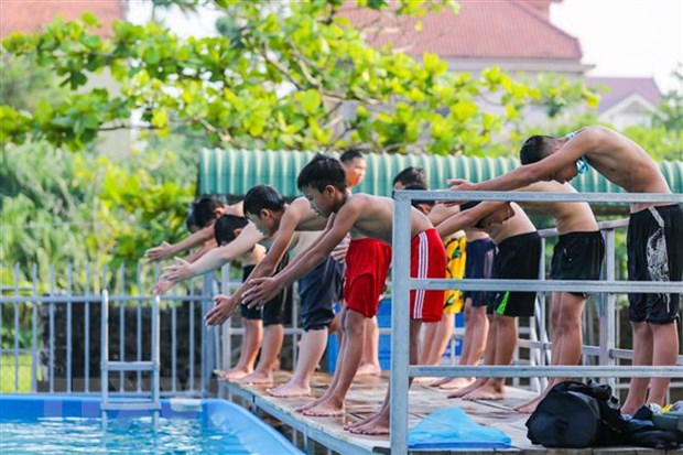 Thầy giáo tự xây bể, dạy bơi miễn phí cho học sinh, trẻ nghèo miền núi