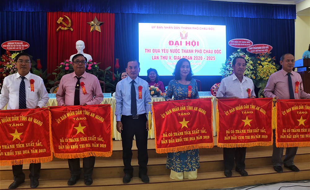 Thi đua xây dựng quê hương ngày càng phát triển